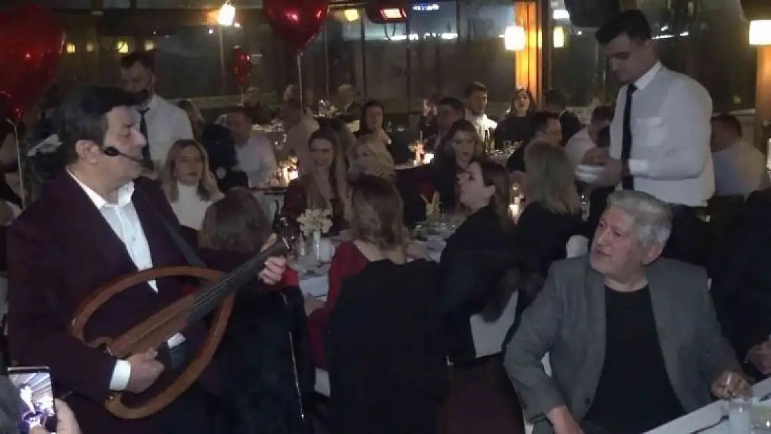 Coşkun Sabah Sevgililer Günü'nde Bursa'da sahne aldı