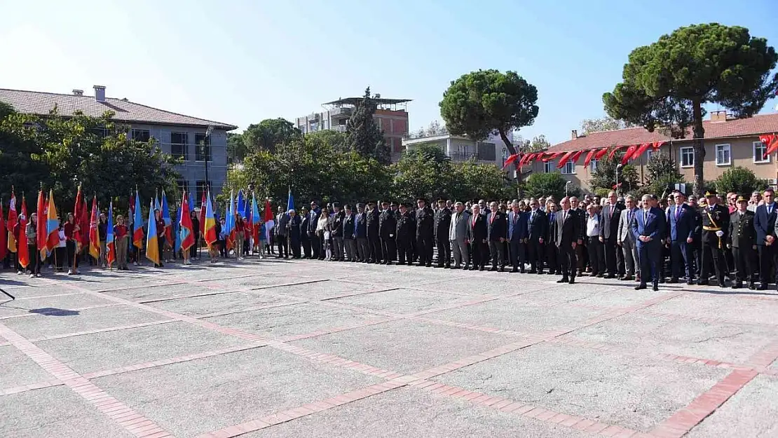 Cumhuriyet Bayramı'nın 99. yılı çelenk sunumuyla başladı