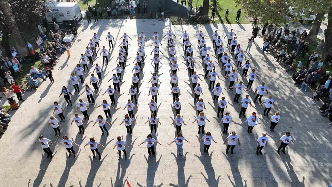Cumhuriyetin 100'üncü yılında 100 kişi zeybek oynadı