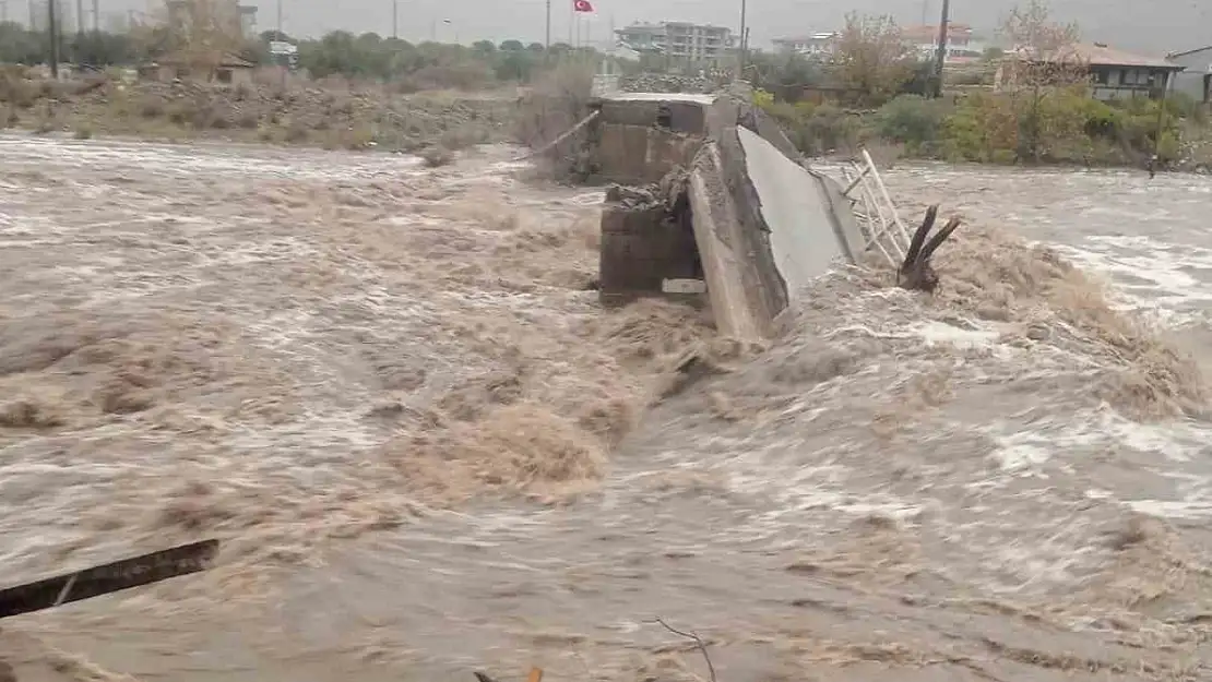 Daha önce bir kısmı çöken köprü son yağışlarda tamamen yıkıldı