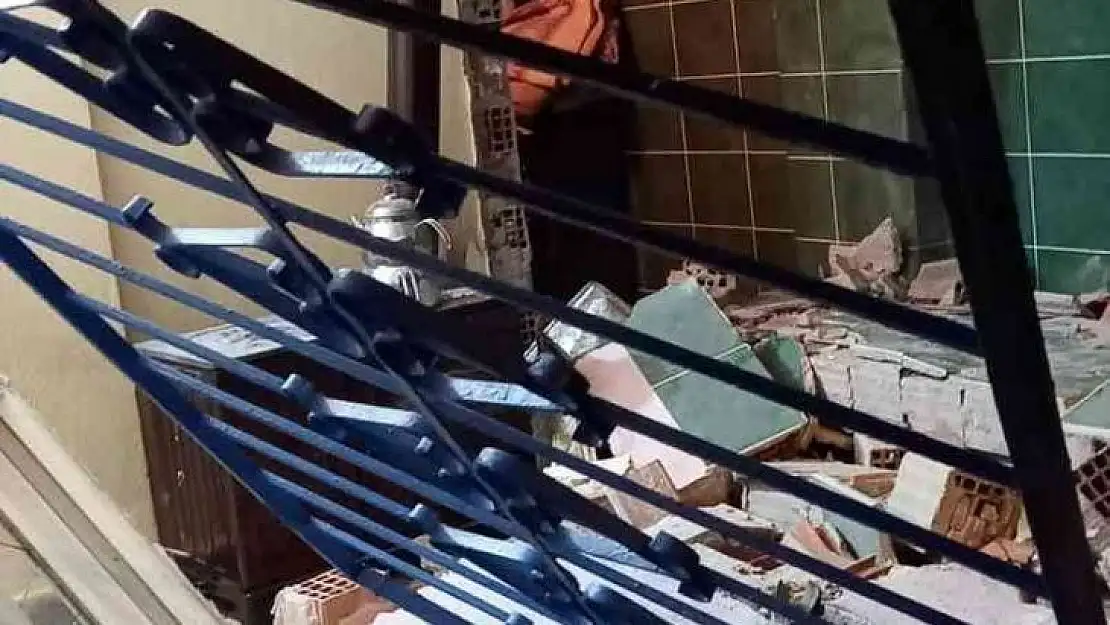 Dairede meydana gelen patlamada evin duvarı çöktü
