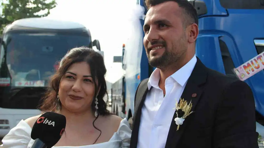 Damat, gelini nikah masasına vinçle getirdi