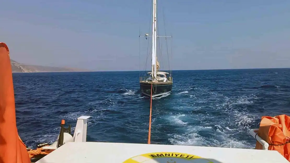 Datça'da açıklarında arızalanan ve sürüklenen yelkenli tekne kurtarıldı