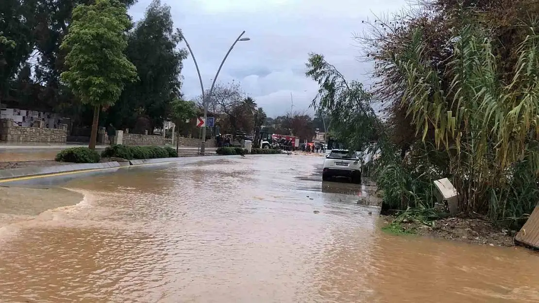 Datça'da sağanak yağış etkili oldu, karayolu göle döndü