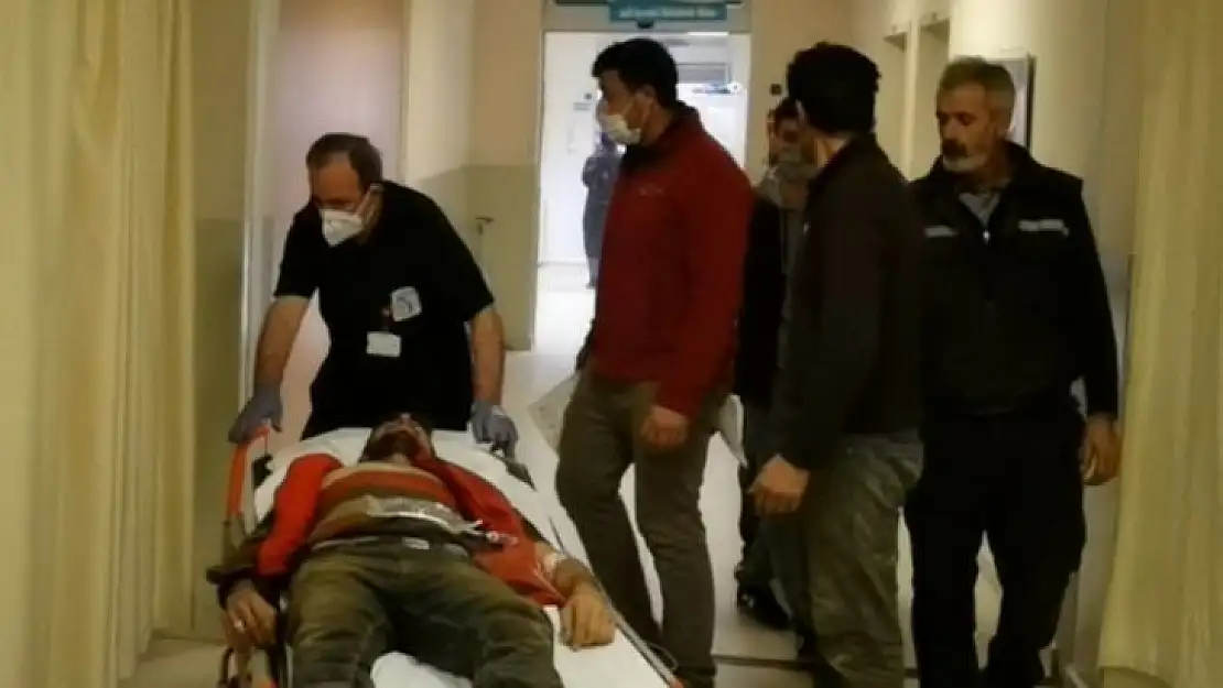 Demir bağlarken akıma kapıldı
