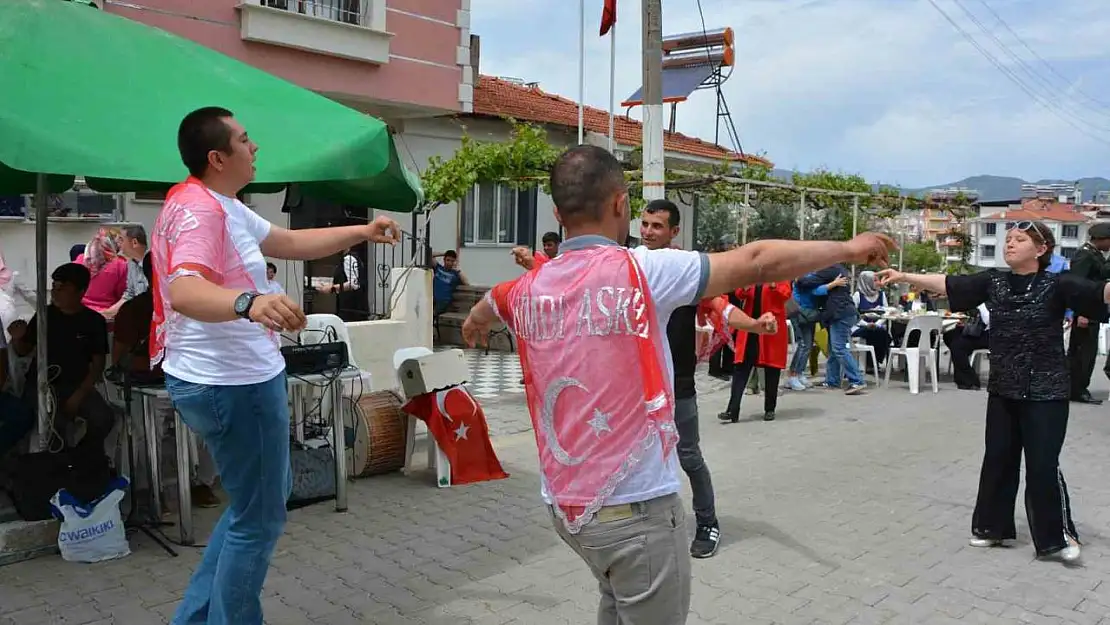 Demirci'de 5 genç için temsili askerlik eğlencesi düzenlendi