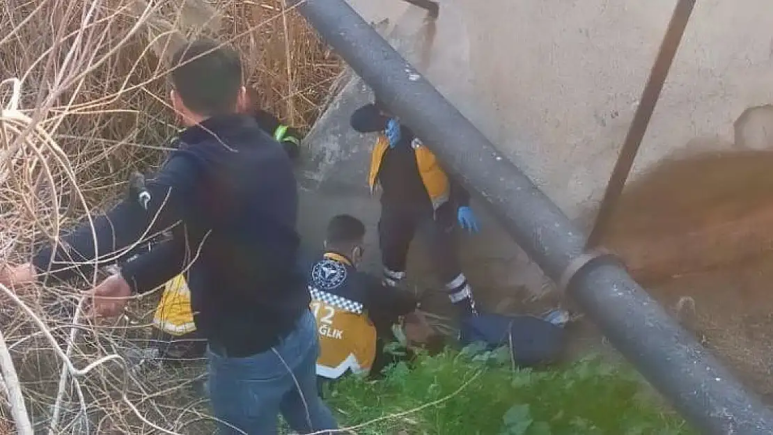 Demirlere çarpıp su kanalına düşen motosikletin sürücüsü yaralandı