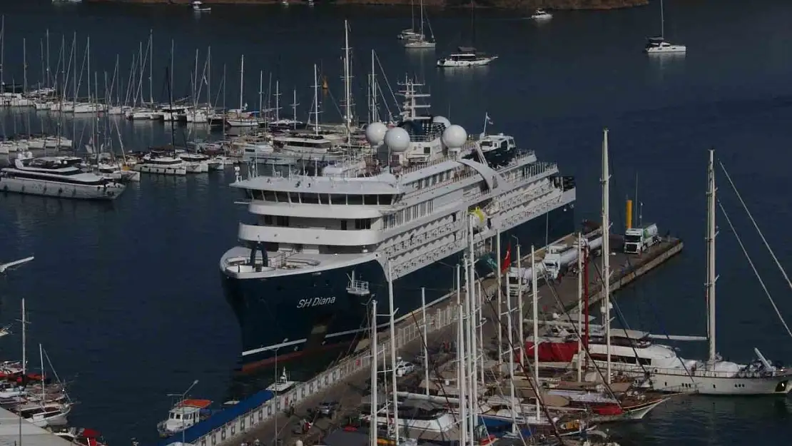 Deniz yoluyla turistler Fethiye'ye geldi