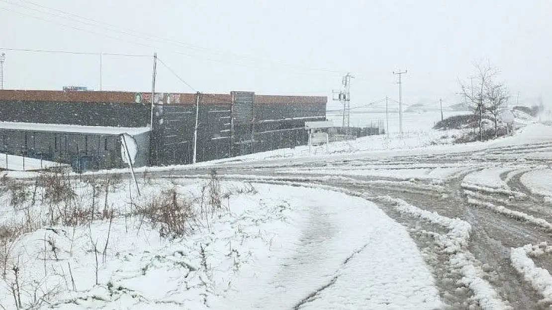 Denizde fırtına, karada kar ve tipi etkili