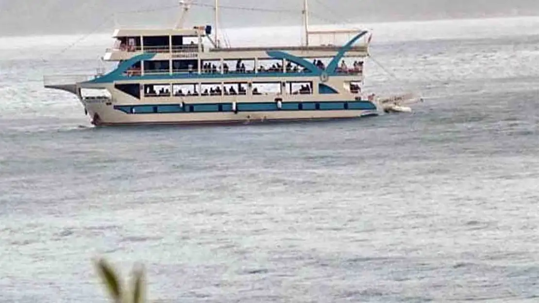 Denizde fırtınaya yakalanan lastik botu Tur teknesi kurtardı