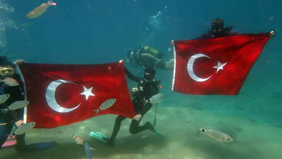 Denizin dibinde Türk bayrağı açıp, 19 Mayıs'ı kutladılar