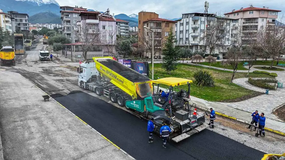 Denizli Büyükşehir Belediyesinin asfalt seferberliği devam ediyor