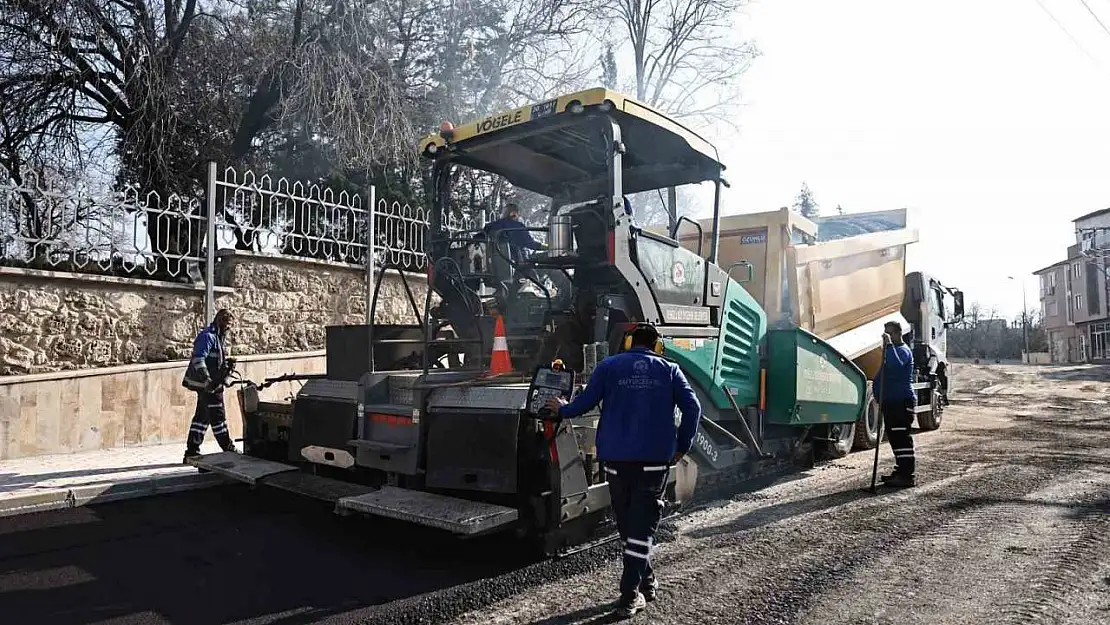 Denizli Büyükşehir Belediyesinin yol yapım çalışmaları hız kesmeden devam ediyor