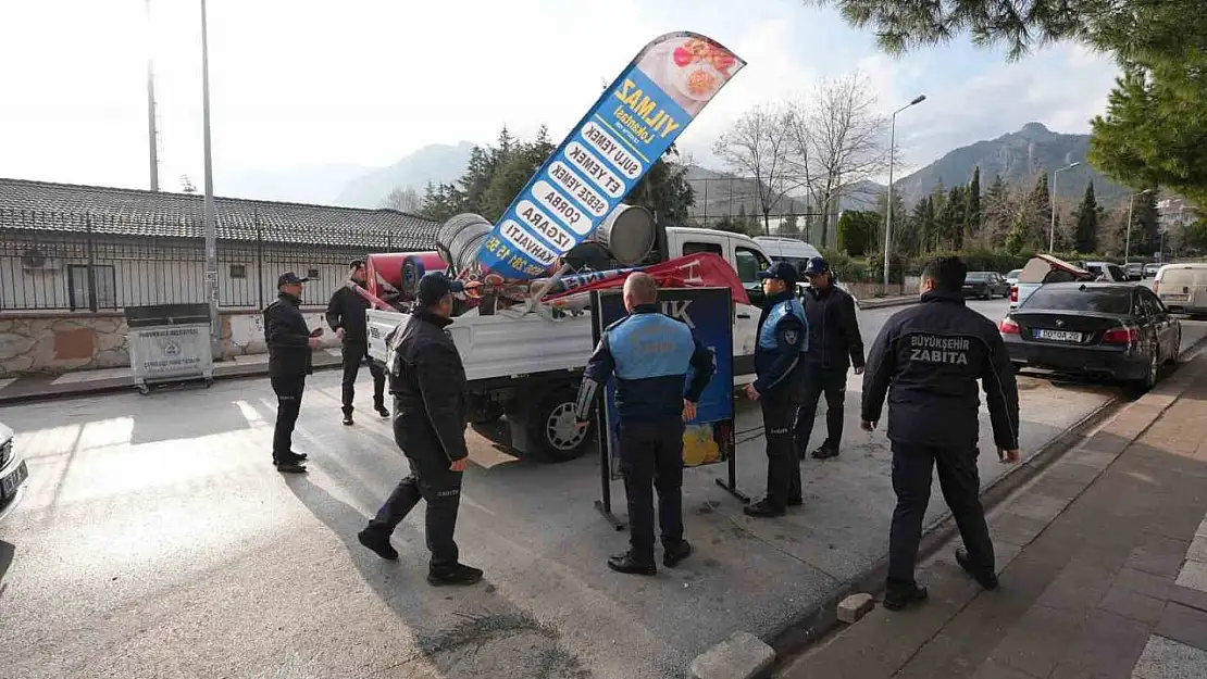 Denizli Büyükşehir Zabıtası kaldırım işgallerine geçit vermiyor
