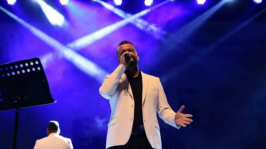 Denizli Büyükşehirden öğretmenlere özel konser ve defile