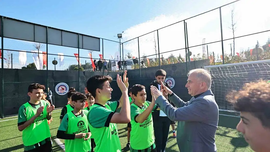 Denizli Büyükşehirden Şemikler'e yeni bir park ve halı saha kazandırdı