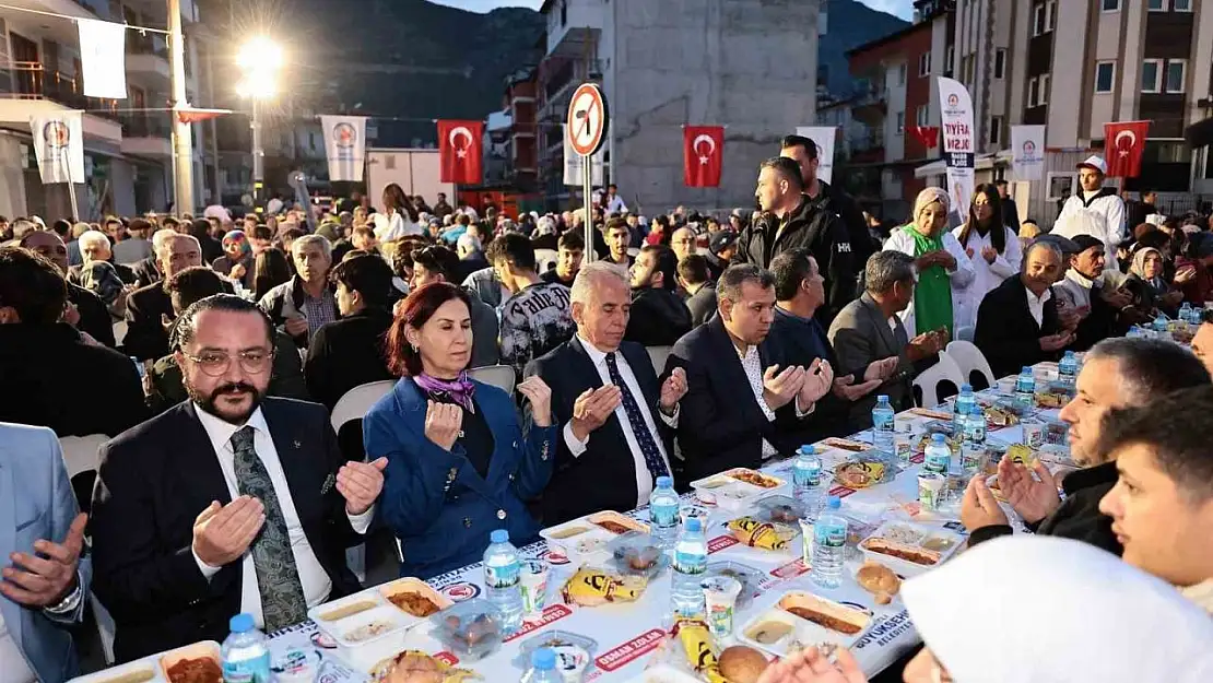 Denizli Büyükşehirin iftar sofrası Bağbaşı'nda kuruldu