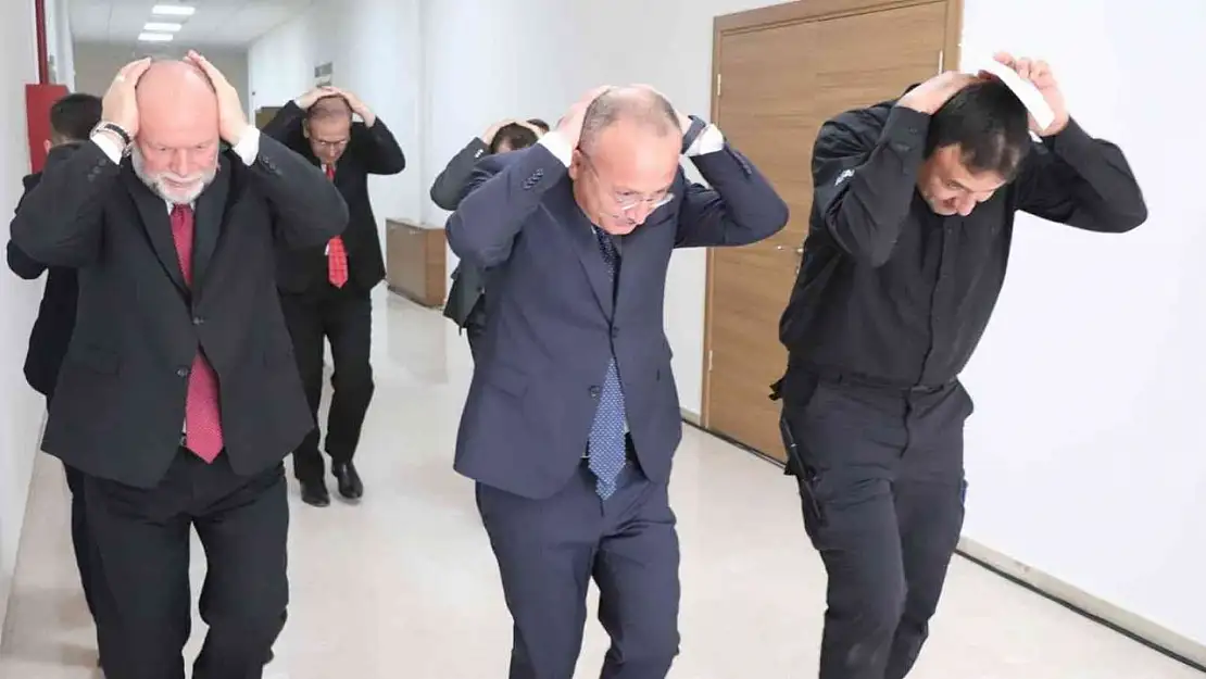 Denizli'de 7 bin kişiyle 'Deprem Anı, Çök Kapan Tutun ve Tahliye' tatbikatı yapıldı