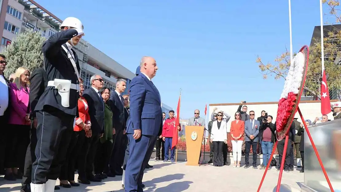 Denizli'de Cumhuriyet Bayramı kutlamaları çelenk töreniyle başladı