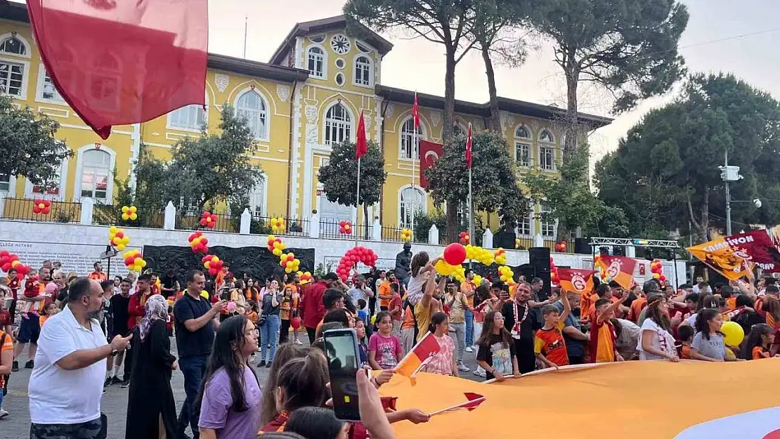 Denizli'de Galatasaray taraftarları 24. şampiyonluğu meydanlarda kutladı