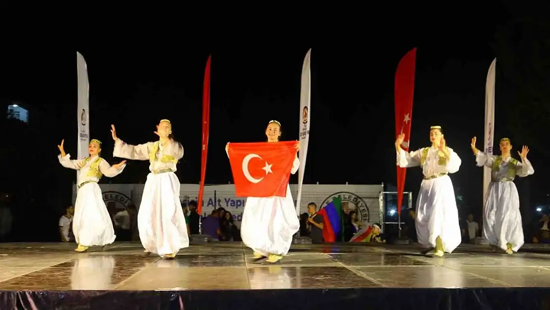 Denizli'de halk dansları şöleni yaşanıyor