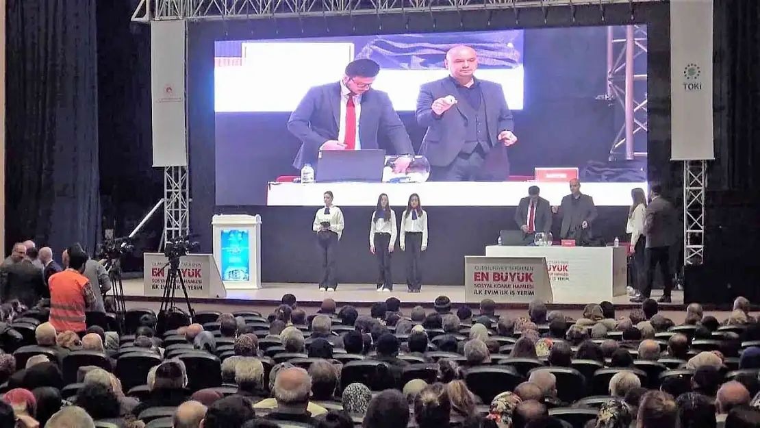 Denizli'de ilk kez ev sahibi olacaklar kura heyecanı yaşadı