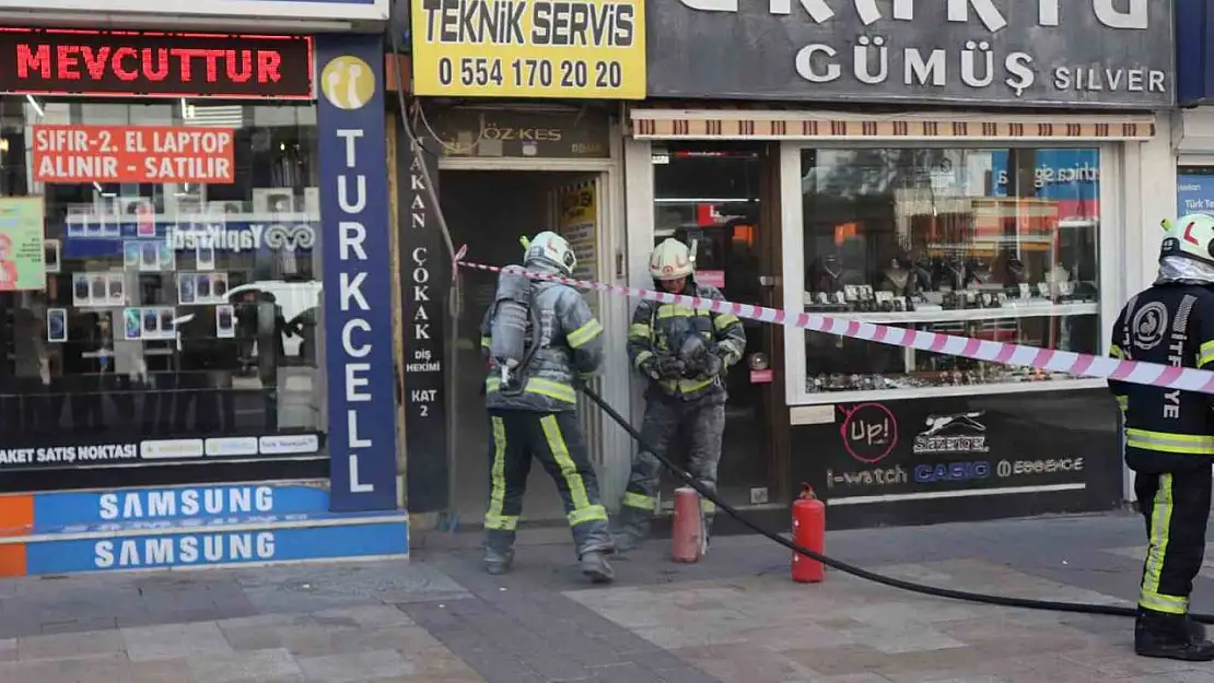 Denizli'de iş hanında çıkan yangın korkuttu