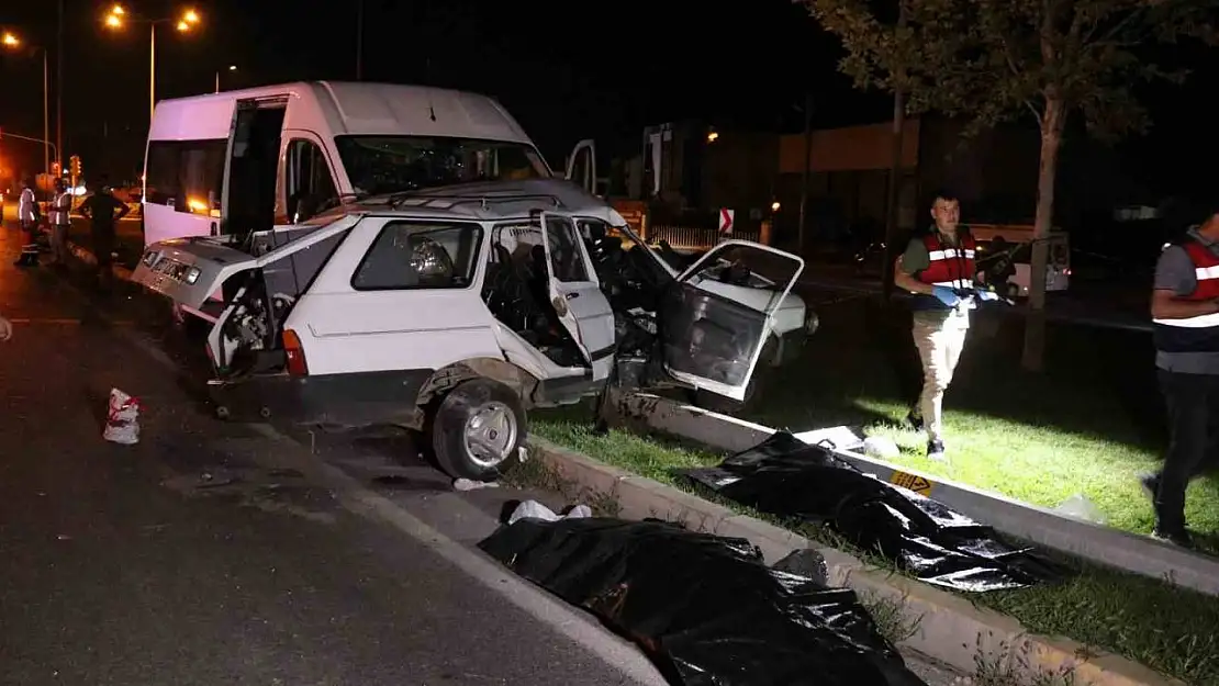 Denizli'de işçi minibüsü ile otomobil çarpıştı: 2 ölü, 10 yaralı