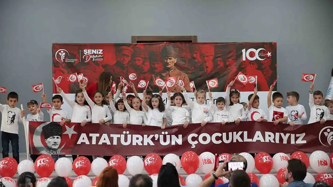 Denizli'de kreş öğrencileri 29 Ekim'i gösteriyle kutladı