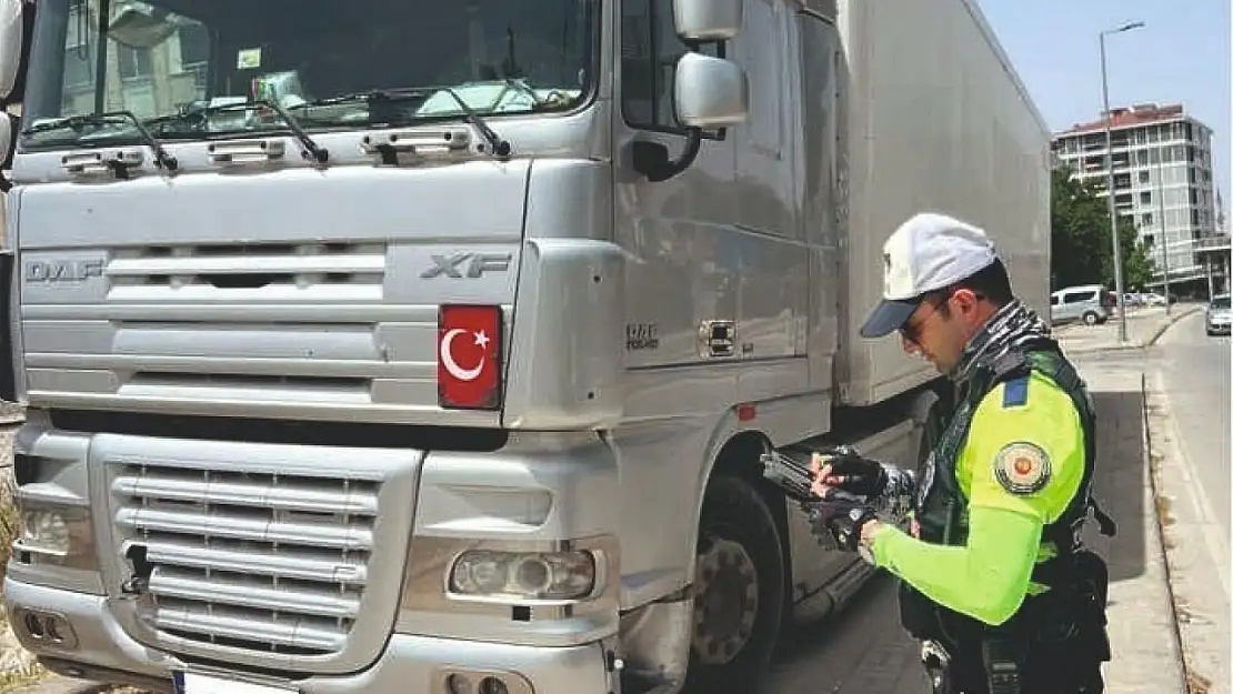 Denizli'de şehir içinde aykırı park eden araçlara ceza yazıldı