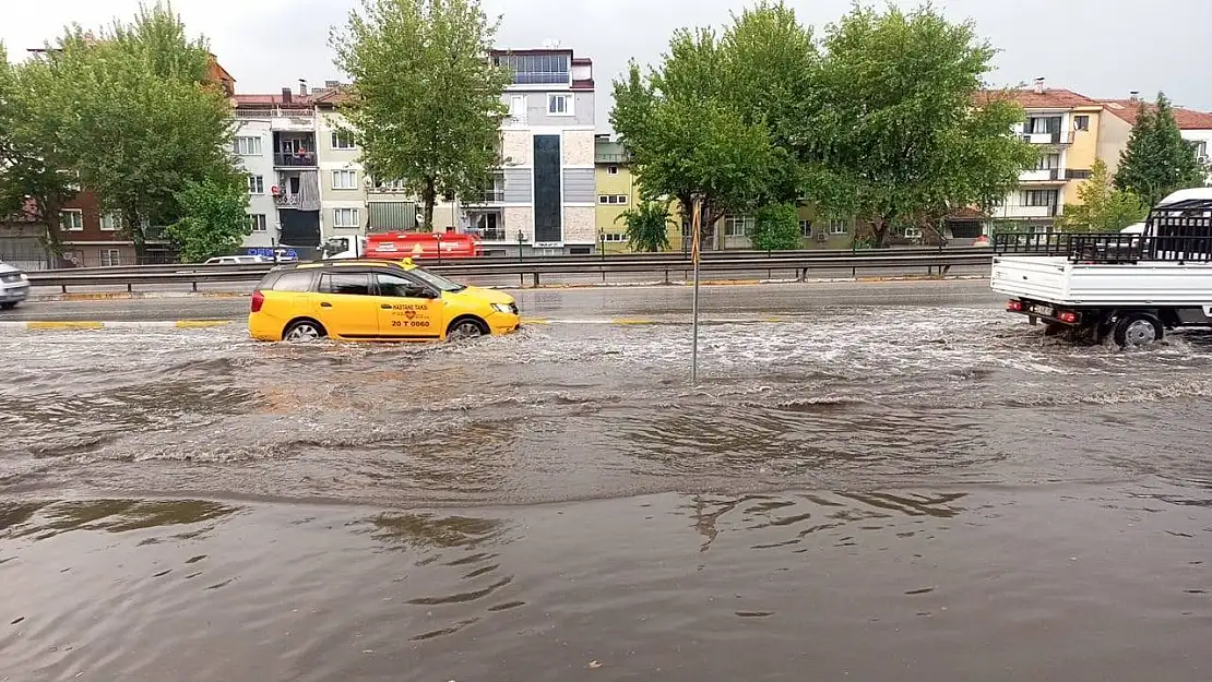 Denizli'de şiddetli yağış ve fırtına etkili oldu