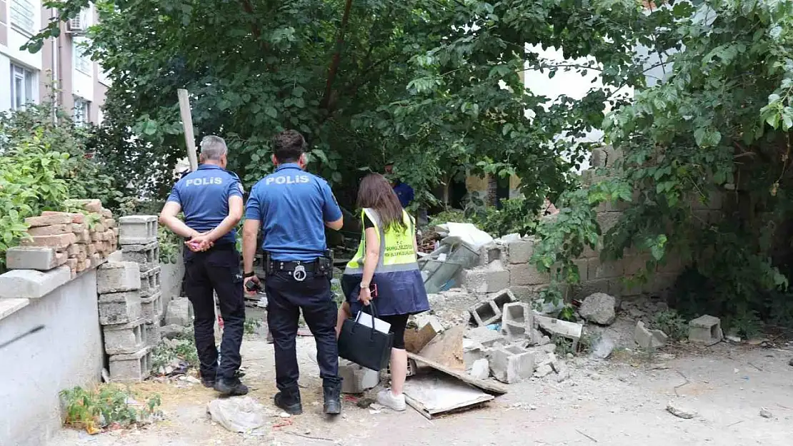 Denizli'de tehlike oluşturan 50 yıllık metruk yapı yıkıldı