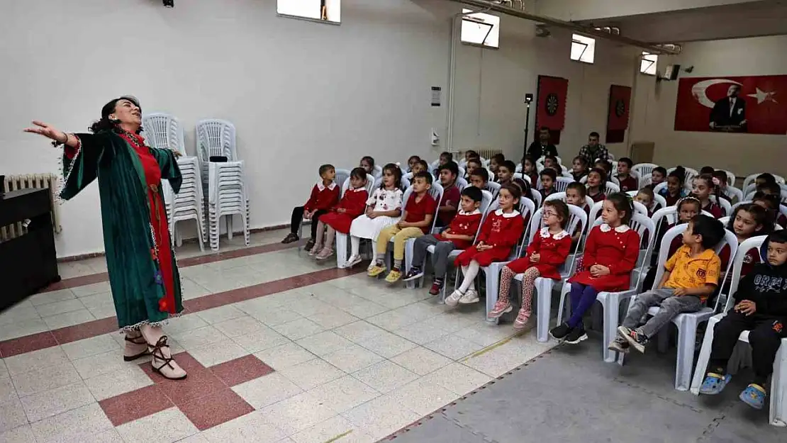 Denizli'de Tiyatro Festivali'nde ÇGHB oyuncuları tiyatroseverlerle buluştu