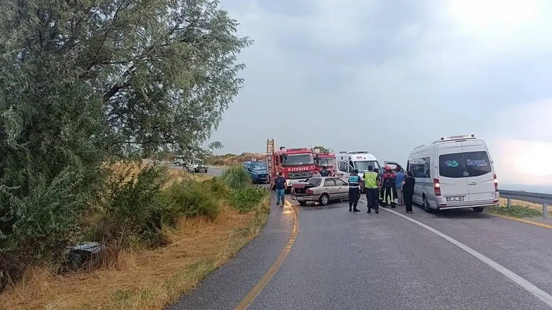 Denizli'de yağış sonrası kaygan zeminde zincirleme kaza: 9 yaralı