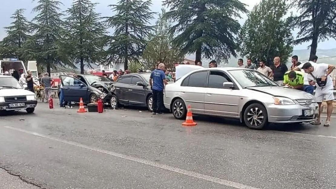 Denizli'de yağışın ardından zincirleme kaza: 5 yaralı