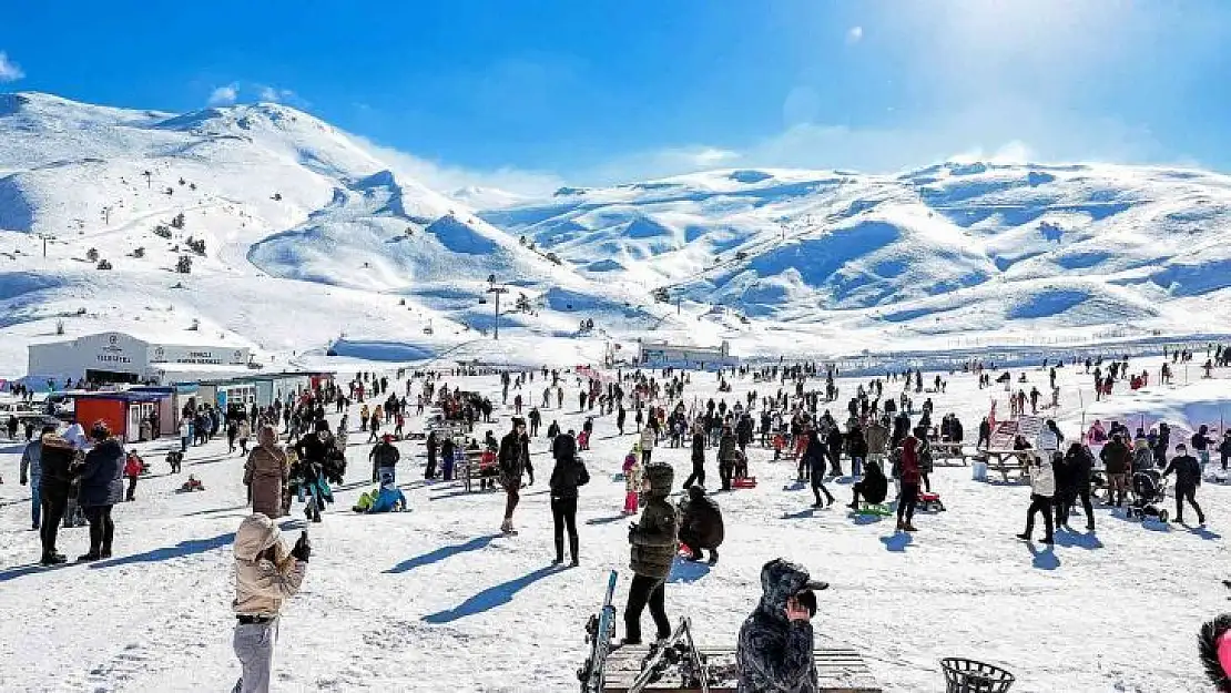 Denizli Kayak Merkezi'nde kar kalınlığı 180 santimetreyi buldu