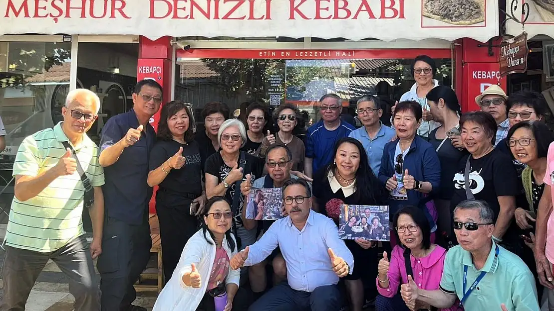 Denizli kebabını elle yiyen turistlerden gülümseten yorumlar