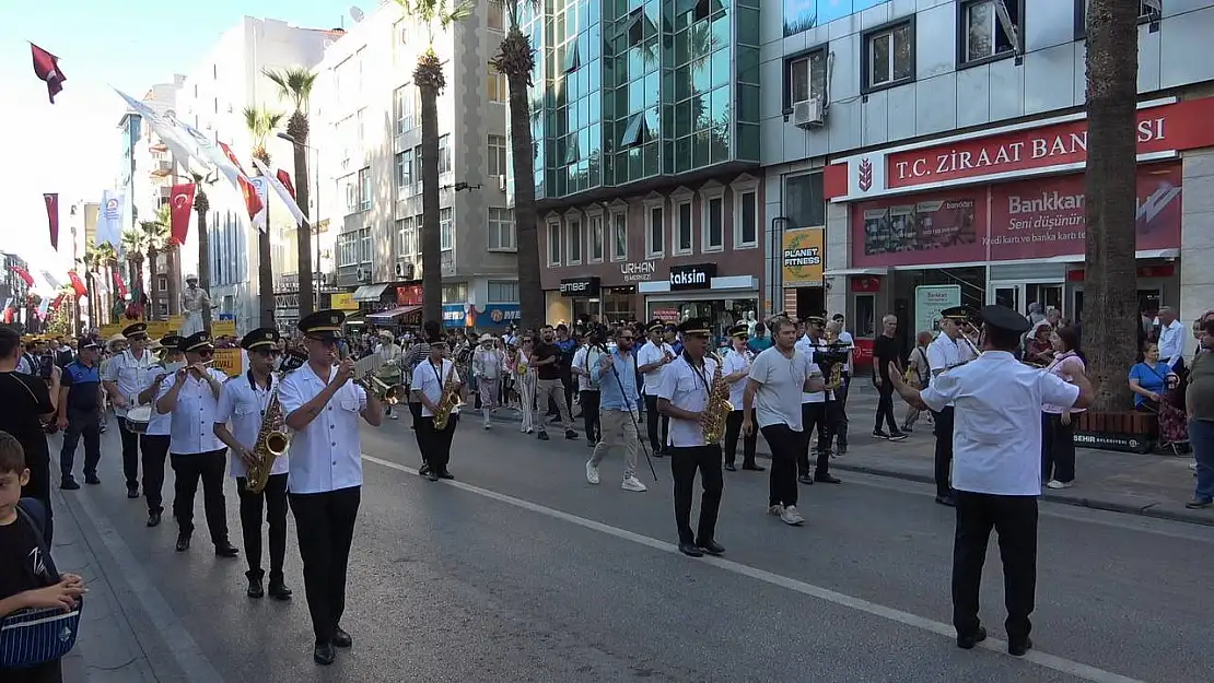 Denizli Uluslararası Tiyatro Festivali kortej ile başladı