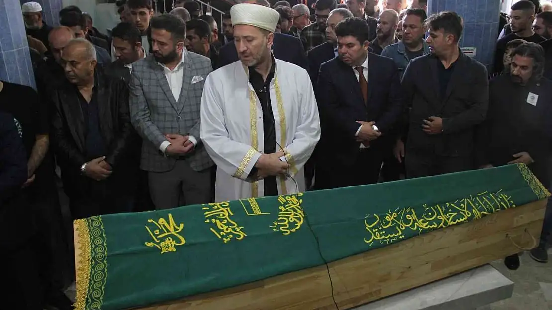 Depremde balkondan atlayarak hayatını kaybeden Efe toprağa verildi