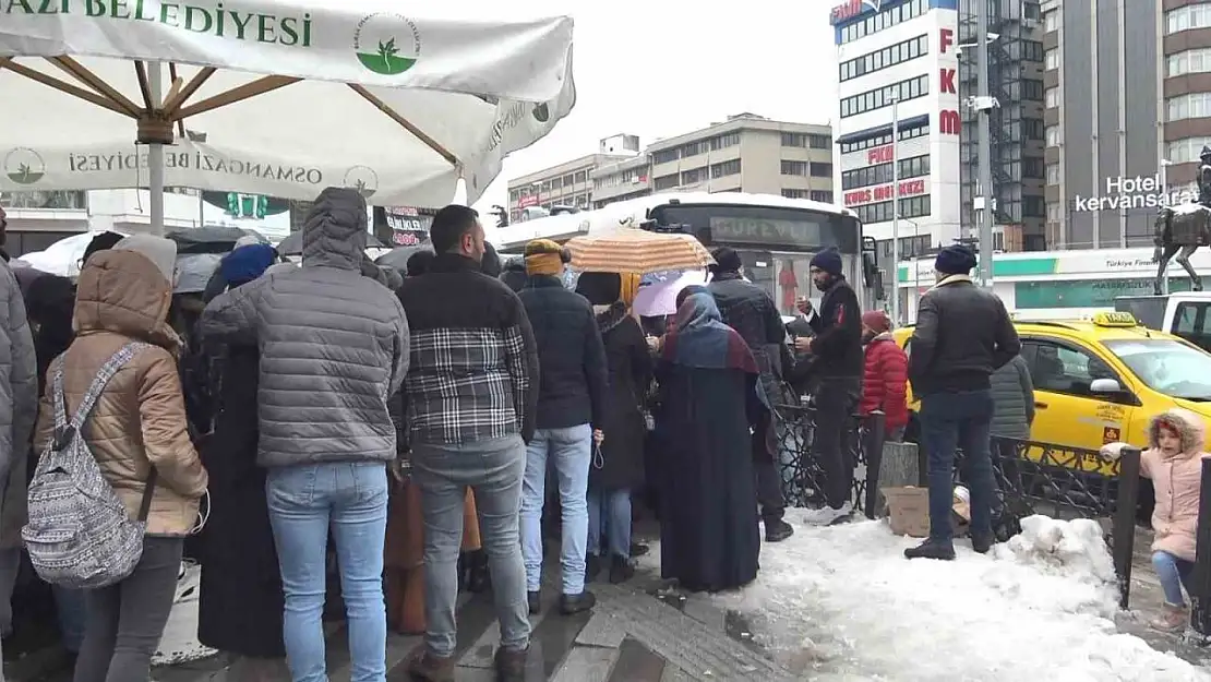 Depremde yaralananlara kan vermek isteyenler Kızılay'a koştu