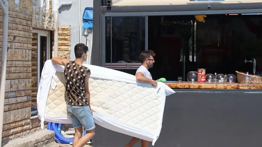 Depremden sağ kurtulup geldikleri Marmaris'te de sokakta kaldılar