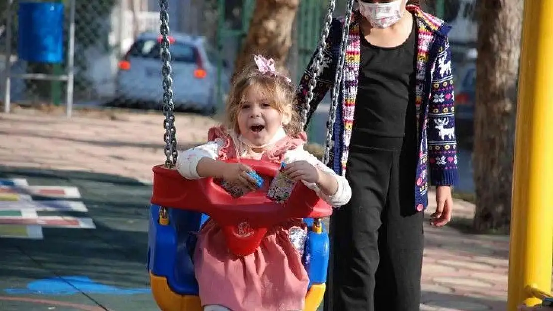 Depremin sembolü Ayda, merhum annesinin adını taşıyan parkta oynadı