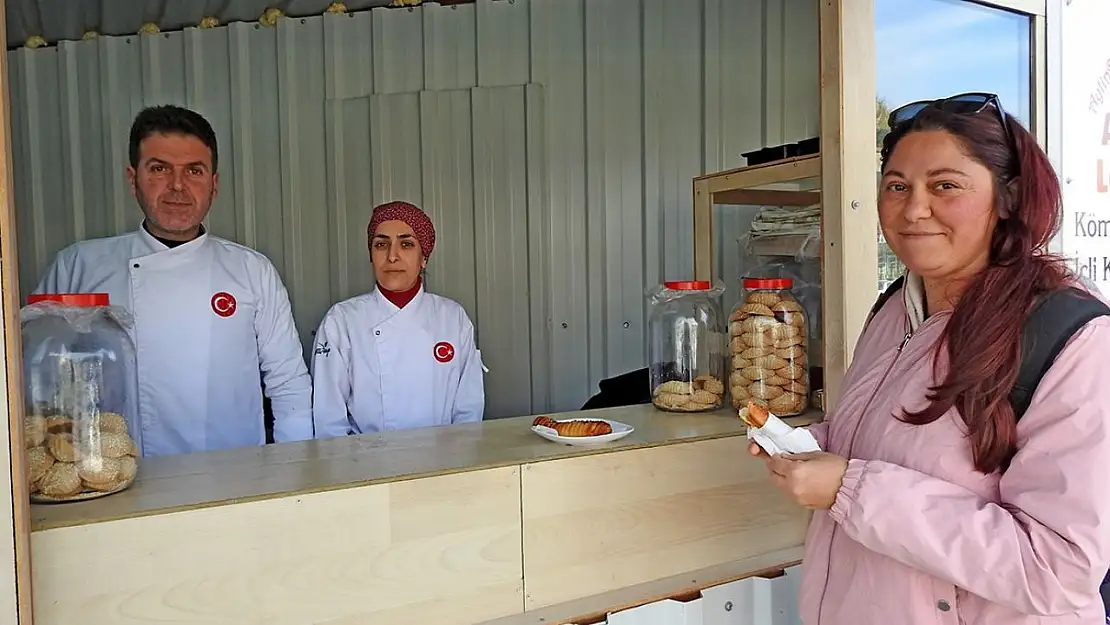 Depremzede aile Çeşme'de poğaça-börek satarak hayata tutundu