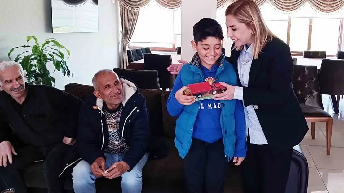 Depremzede Buğra'ya Milletvekili Gökcan'dan sürpriz doğum günü pastası