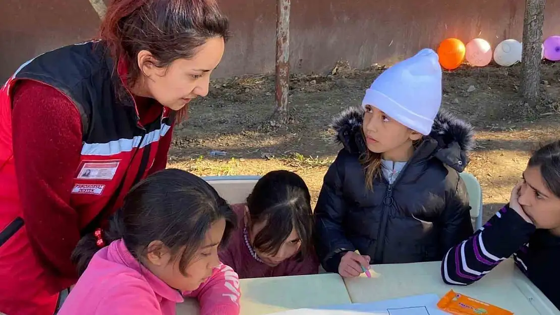 Depremzede çocuklara Muğla'dan giden ekipler psikososyal destek sağlıyor