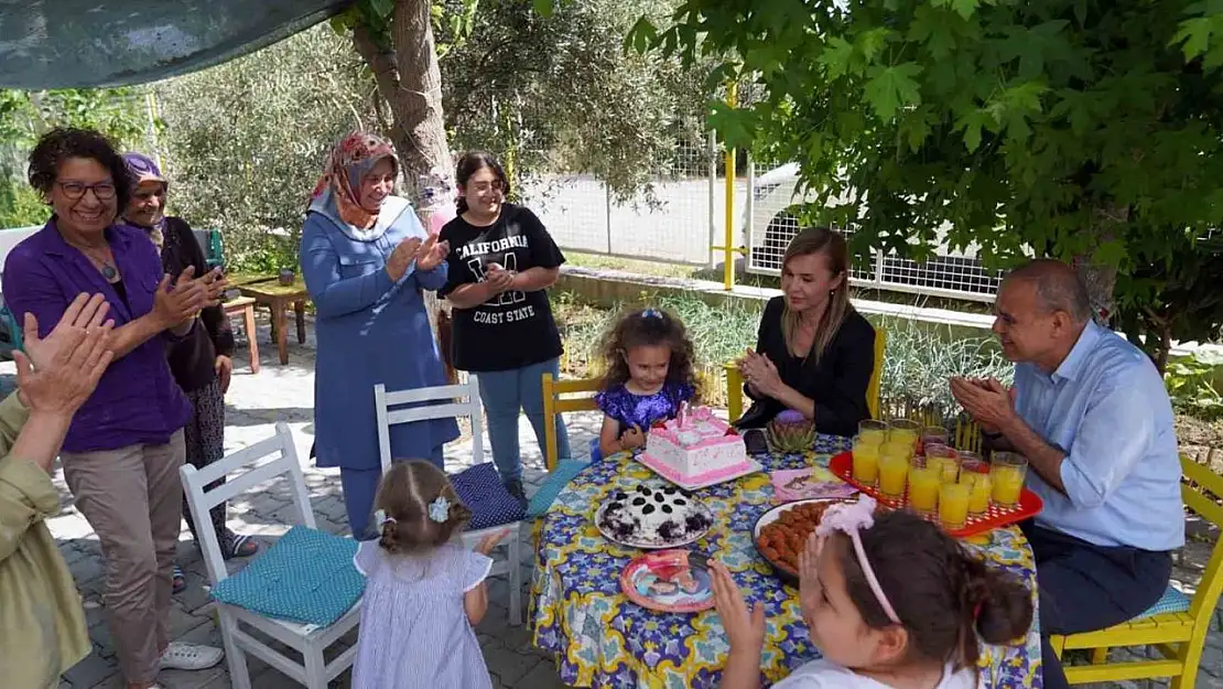 Depremzede Elif'e sürpriz doğum günü
