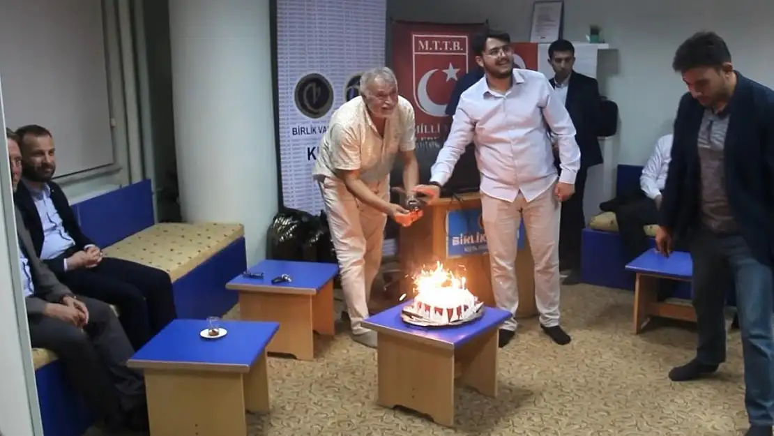Depremzede Merve'ye canlı yayınla doğum günü sürprizi