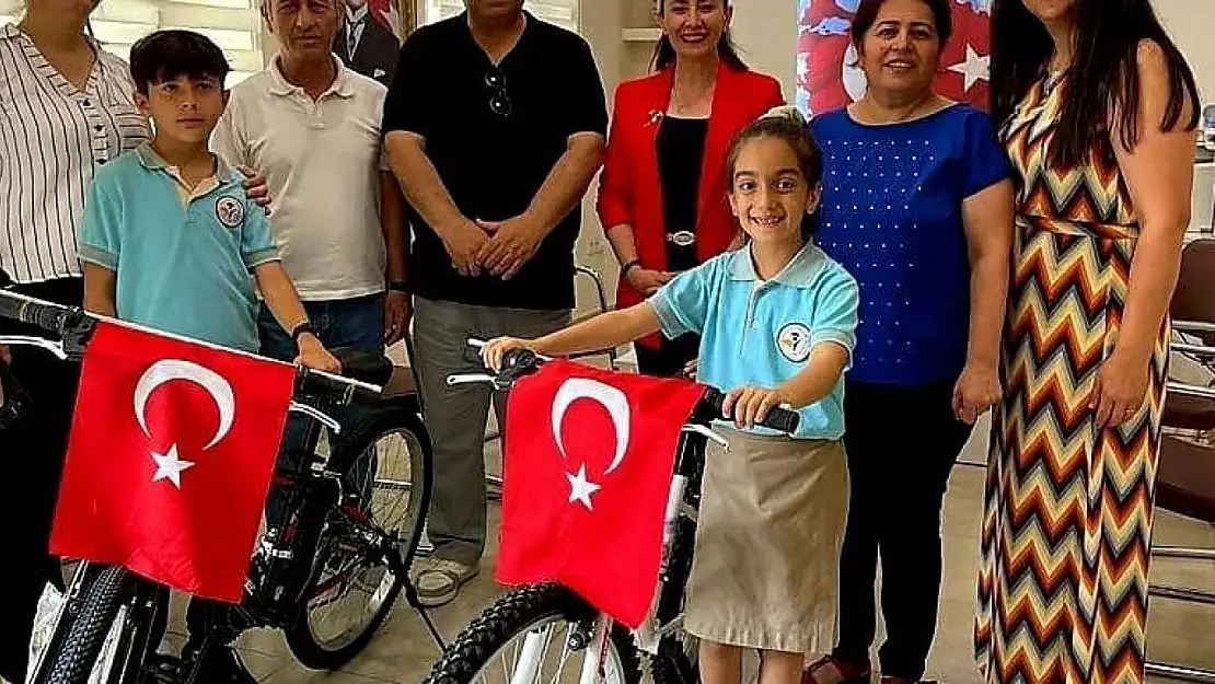 Depremzede öğrencilere anlamlı karne hediyesi