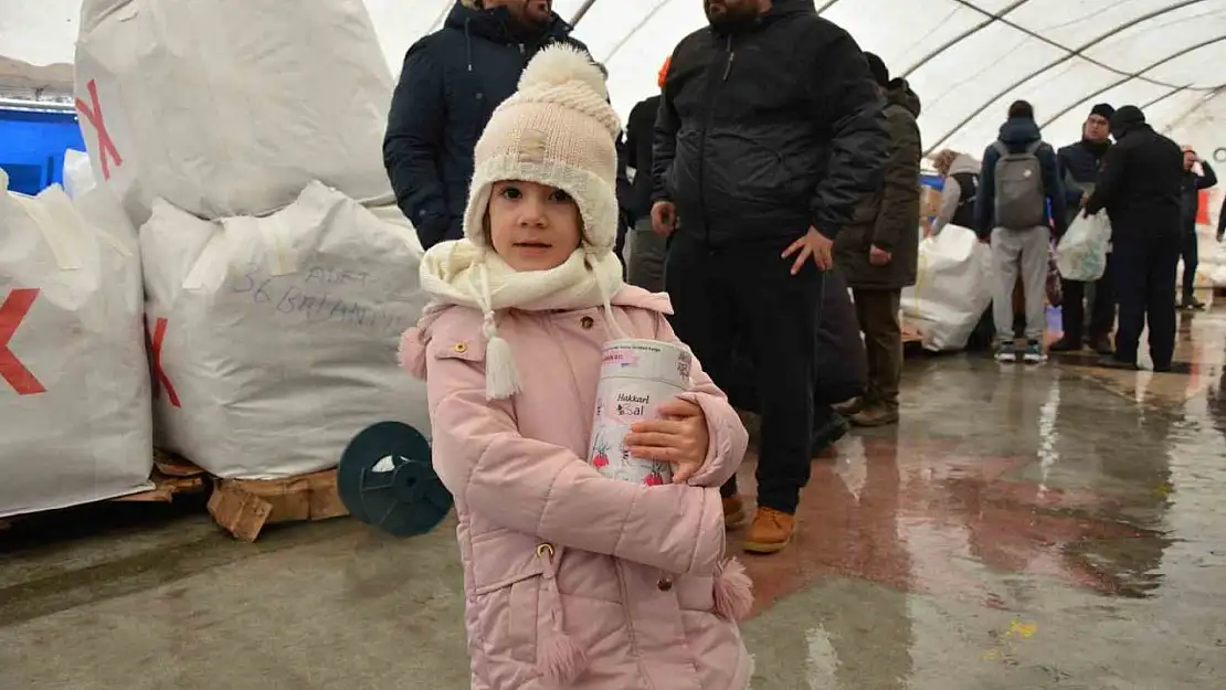 Depremzedeler için Sındırgı tek yürek oldu