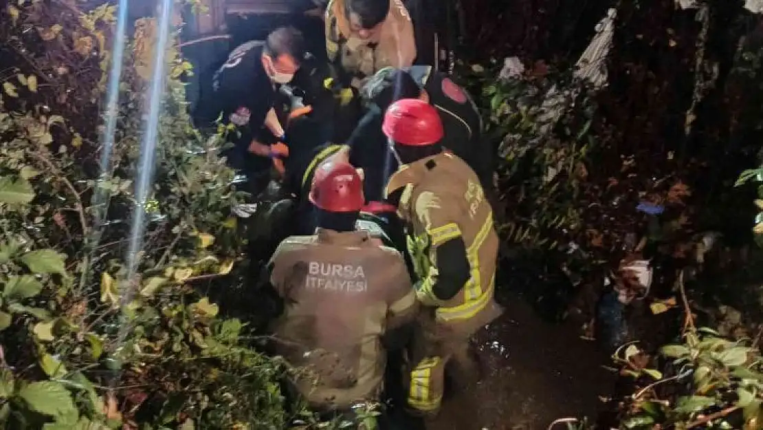 Dereye uçan araçta sıkışan kadını itfaiye ve AFAD ekipleri kurtardı
